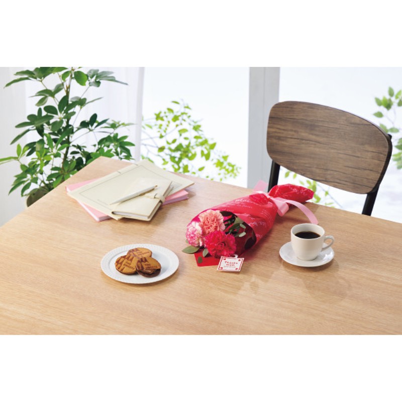 御祝.お返し,引出物,記念品は:【母の日専用】母の日花束とザ・スウィーツ　キャラメルサンドクッキーのセット商品のお届け期間：5.6(水)～5.10(日)。5月6日以降のご注文は「遅れてごめんね」対応となります。