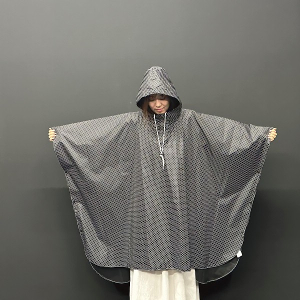 御祝.お返し,引出物,記念品は:防災避難着＆夜間交通事故防止　全身反射プリントポンチョ 黒 9883 