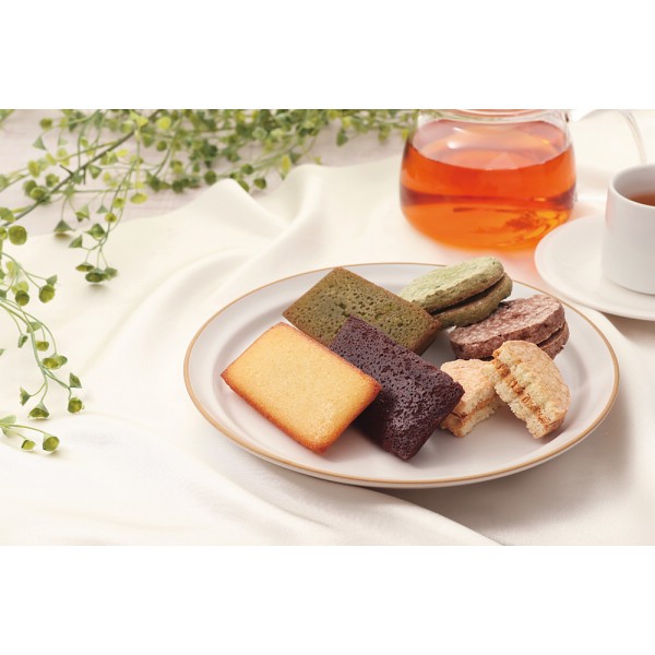 御祝.お返し,引出物,記念品は:自家挽きアーモンドのガトーセレクション（２４個） 184